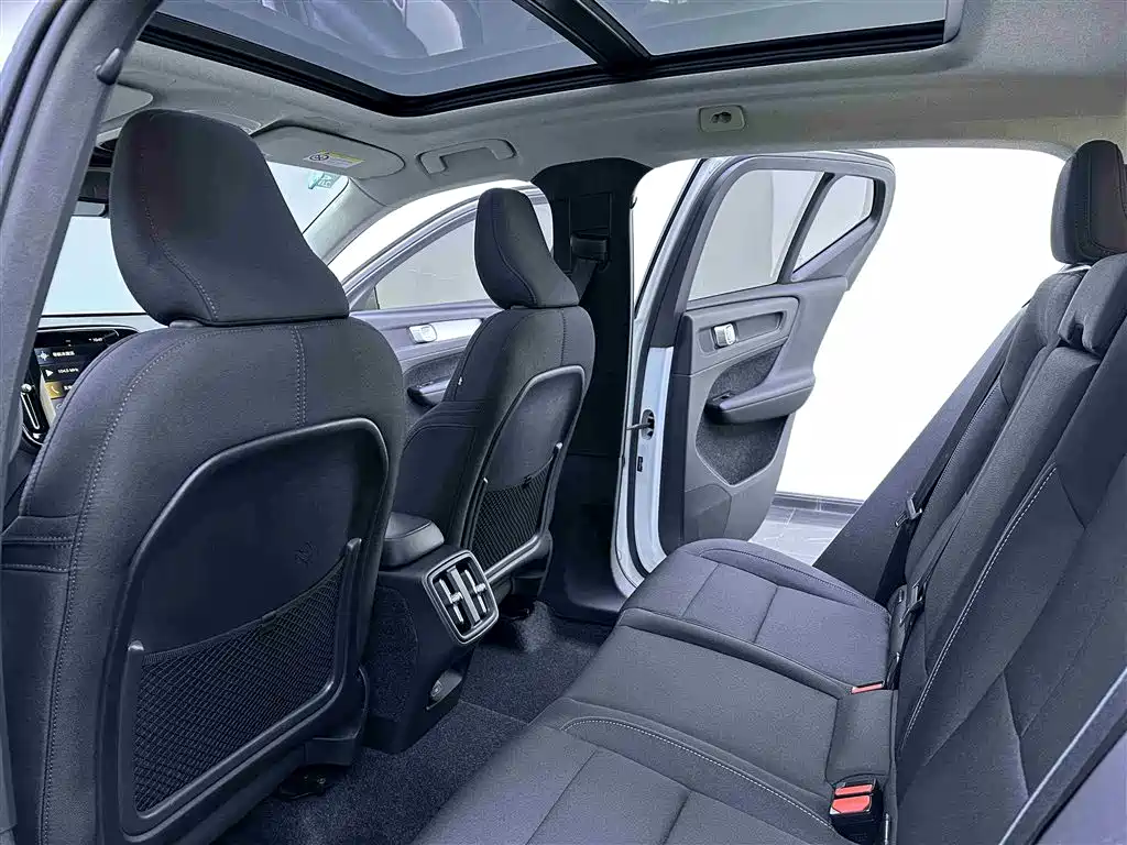 Volvo XC40 2022 — фото 10