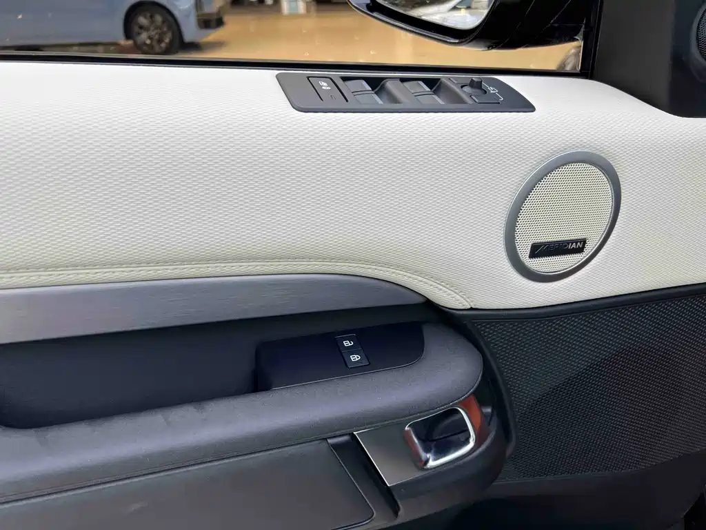 Land Rover Discovery 2023 — фото 10