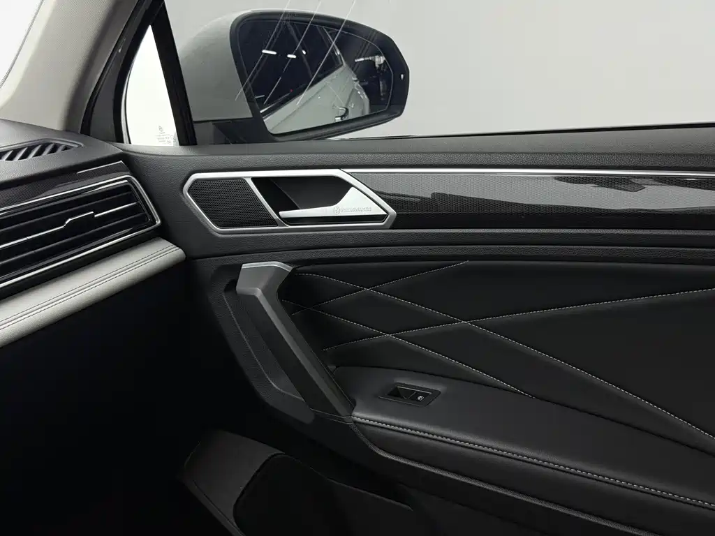 Volkswagen Tiguan L 2023 — фото 11