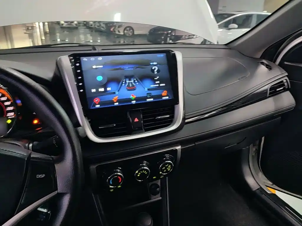 Toyota Yaris L 2022 — фото 10