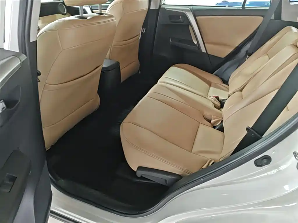Toyota RAV4 2018 — фото 17