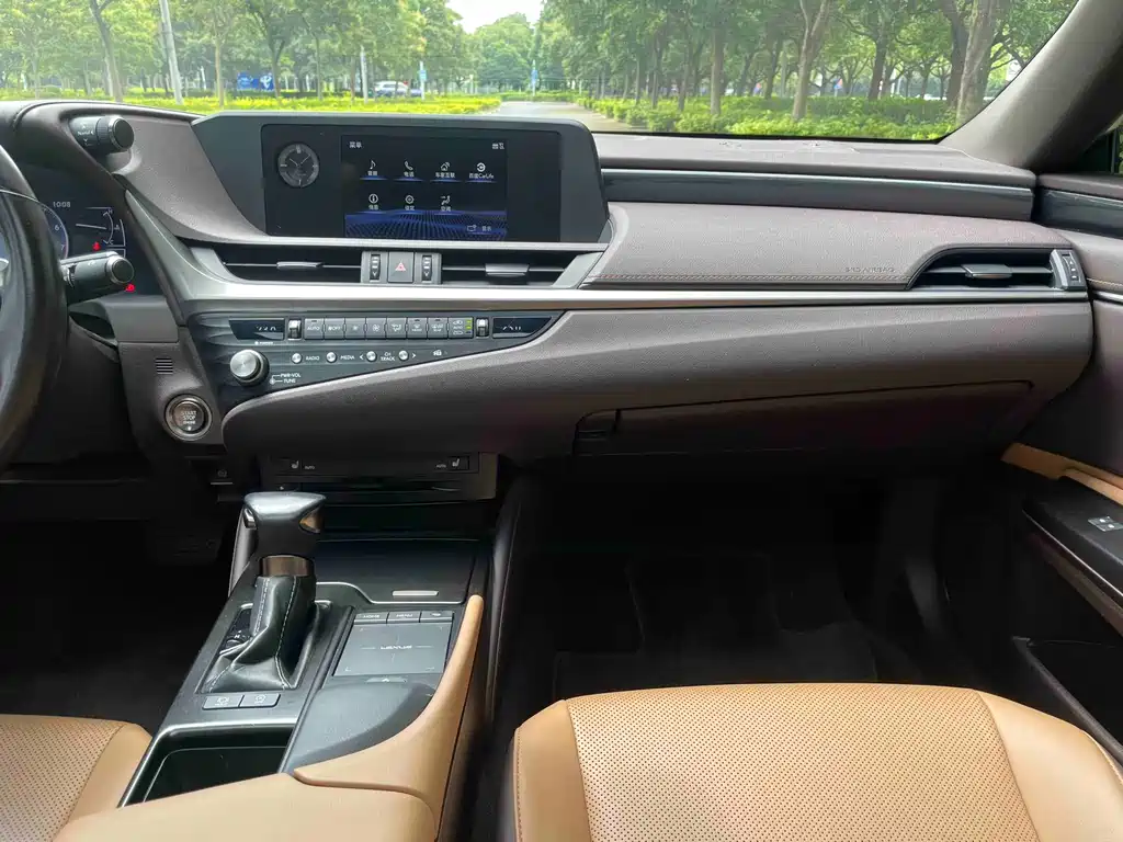 Lexus ES 2020 — фото 19
