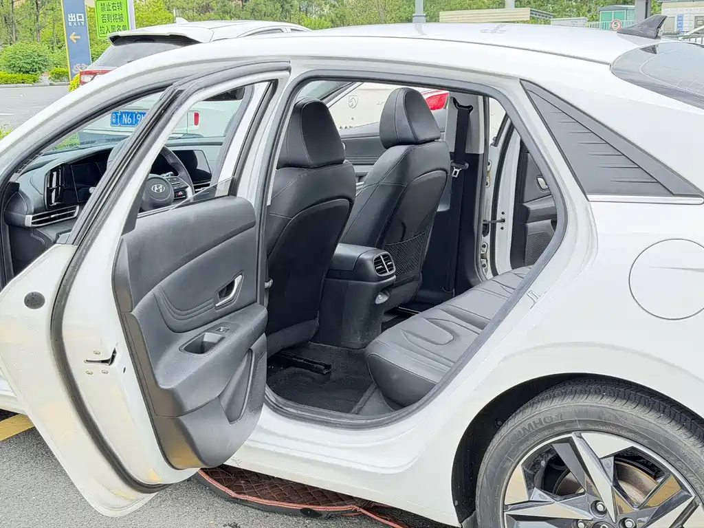 Hyundai Elantra 2022 — фото 19