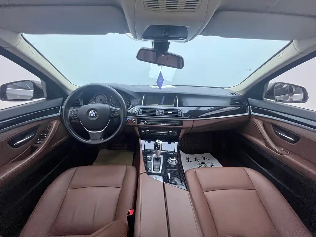 BMW 5 Series 2017 — фото 11