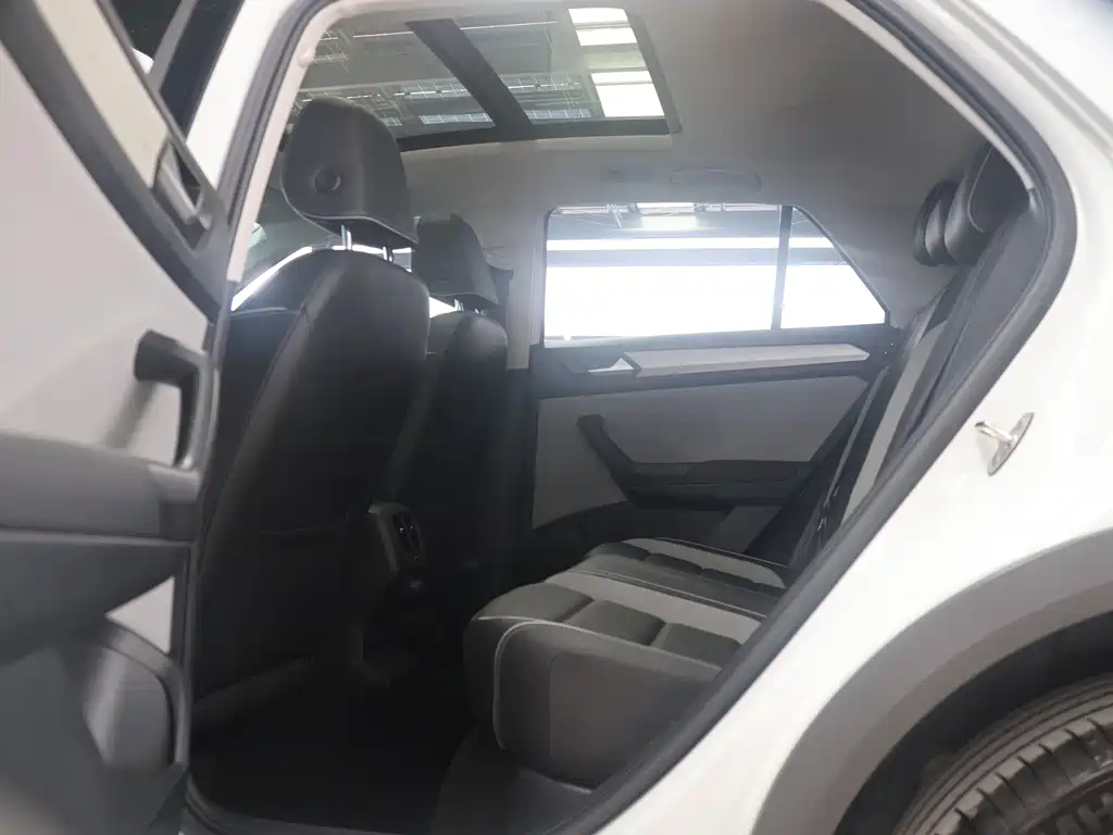 Volkswagen T-Roc 2023 — фото 9