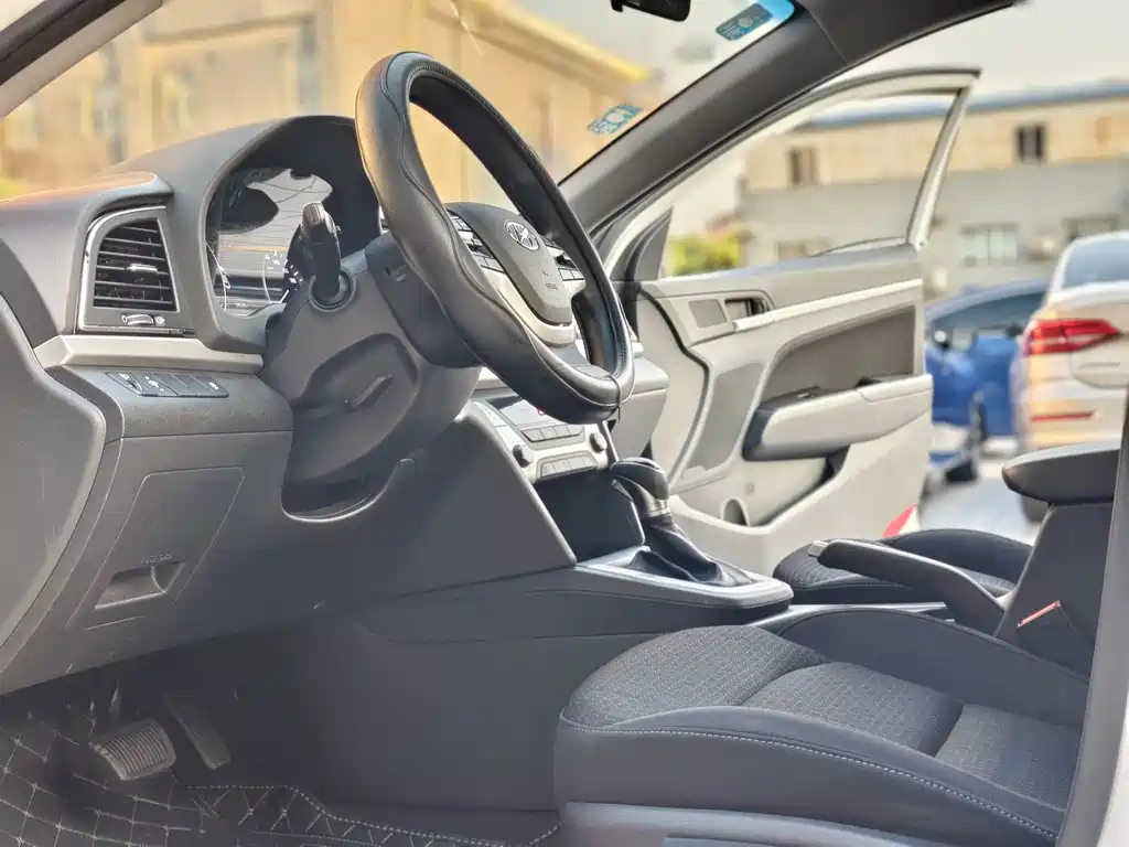 Hyundai Elantra 2017 — фото 11