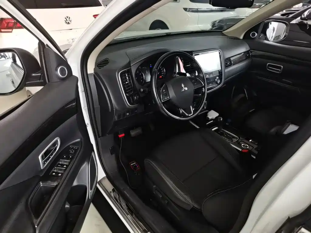 Mitsubishi Outlander 2018 — фото 16