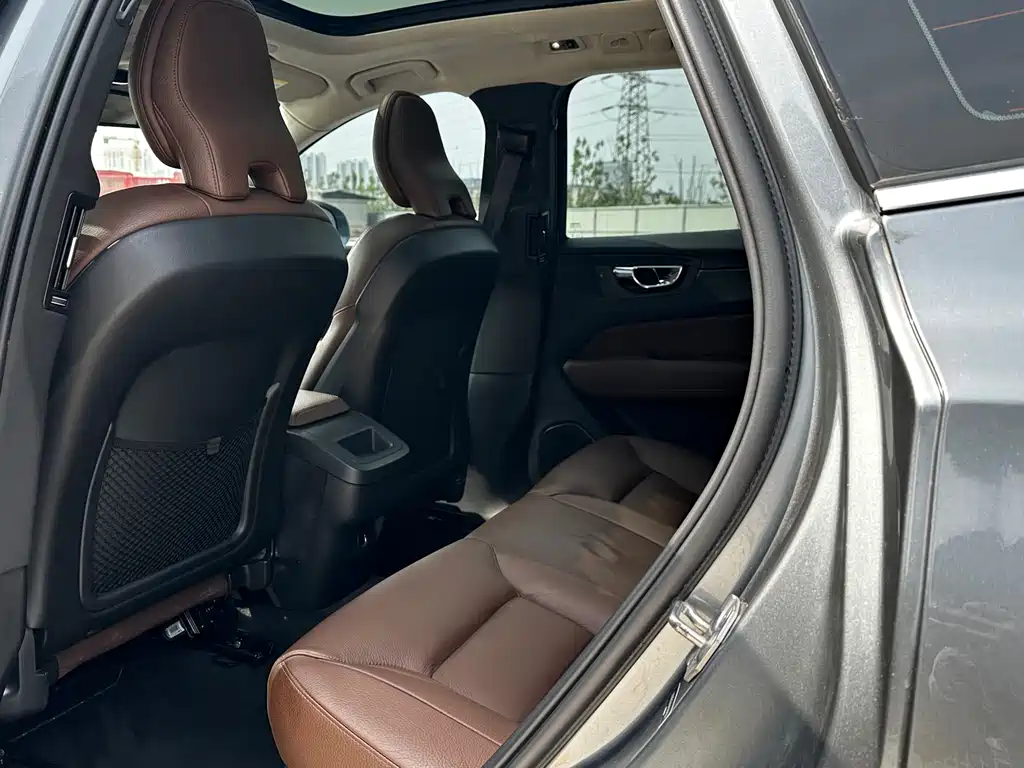 Volvo XC60 2018 — фото 14