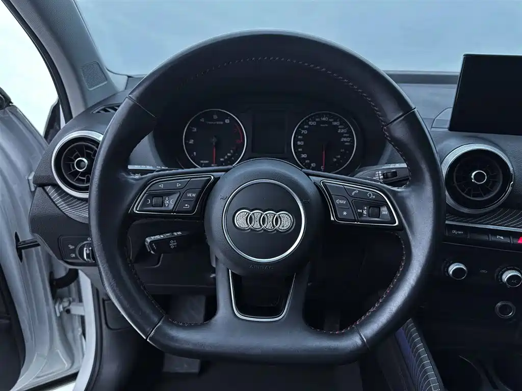 Audi Q2L 2022 — фото 15