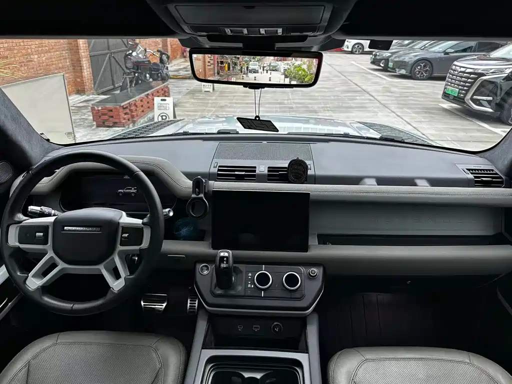 Land Rover Defender 2021 — фото 11