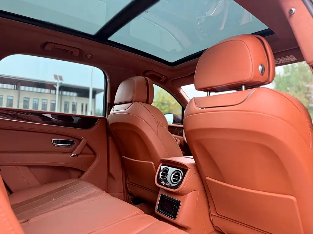 Bentley Bentayga 2016 — фото 12