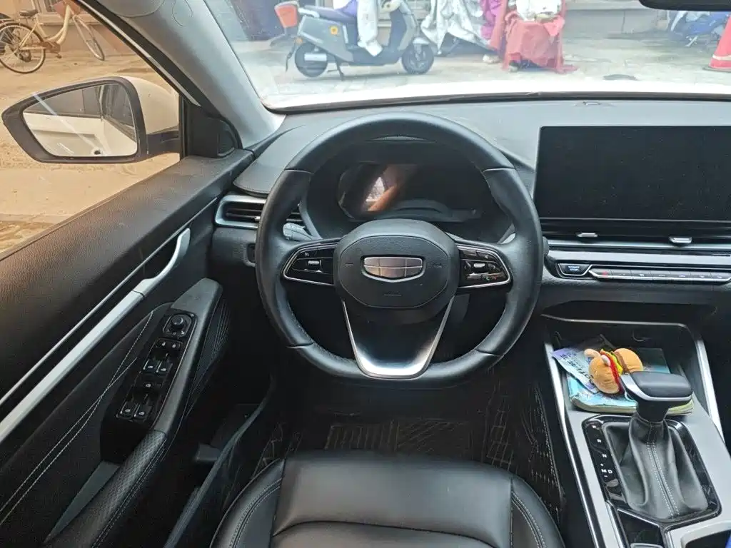 Geely Emgrand 2024