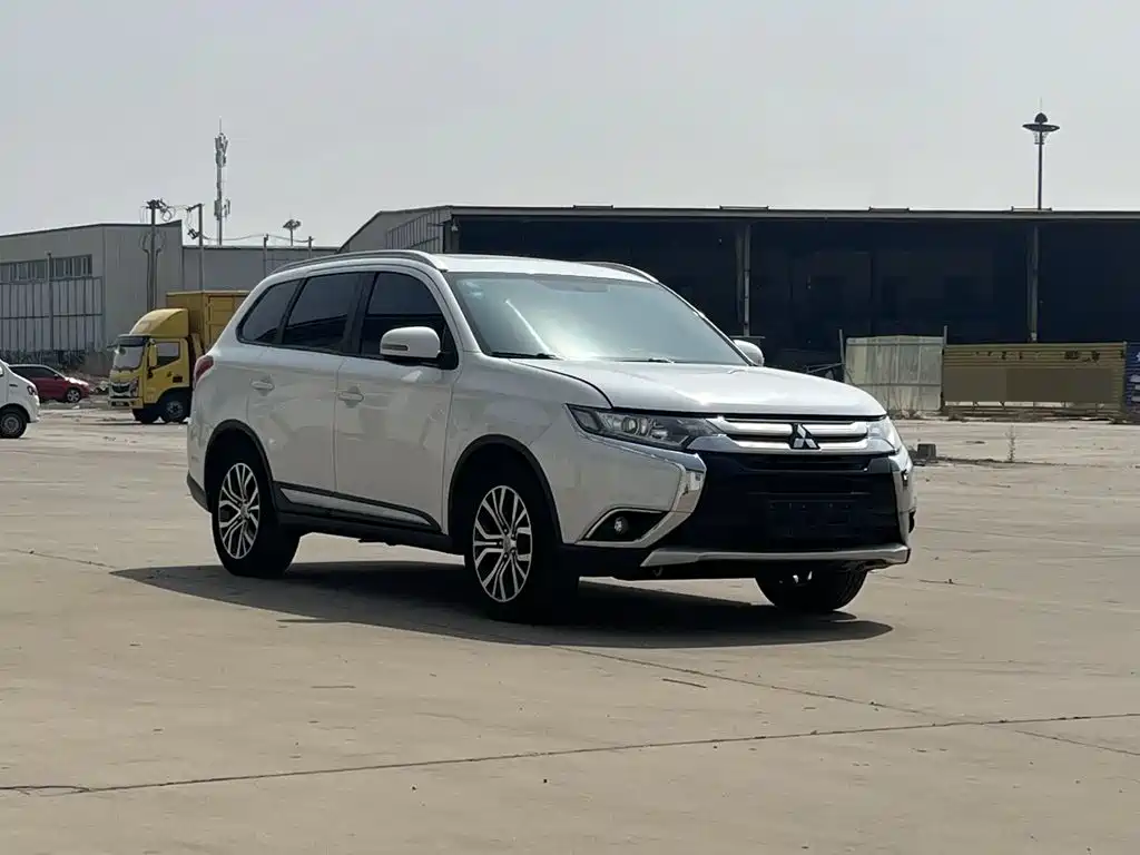 Mitsubishi Outlander 2018 — фото 3