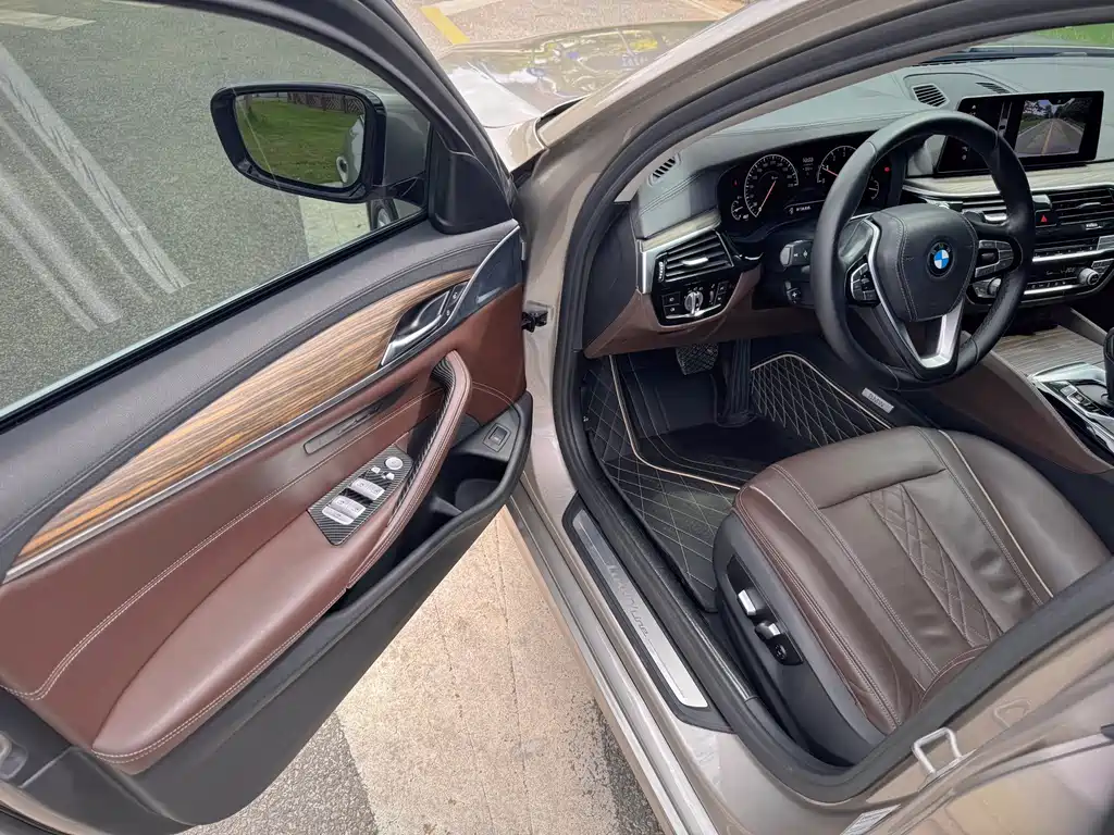BMW 5 Series 2019 — фото 12