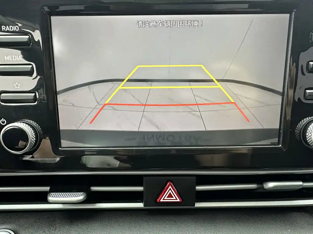 Hyundai Elantra 2023 — фото 17