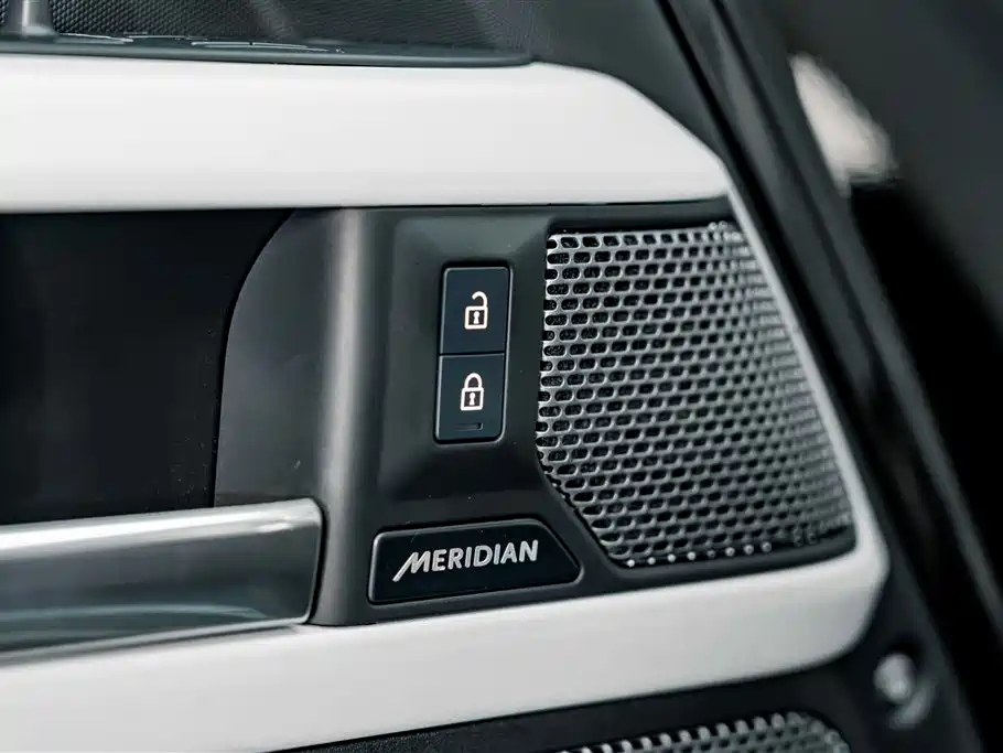 Land Rover Defender 2024 — фото 23