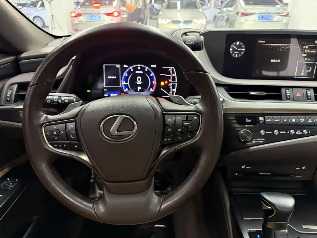 Lexus ES 2020 — фото 11
