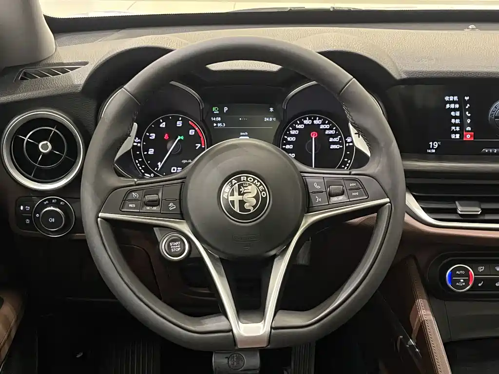 Alfa Romeo Stelvio 2018 — фото 12