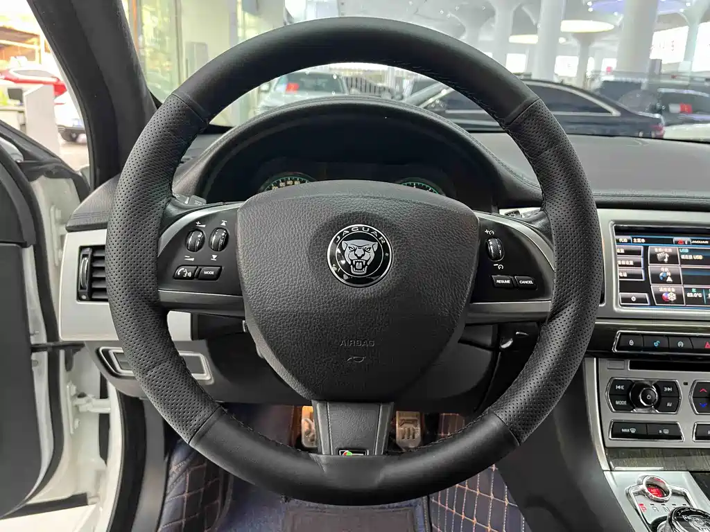 Jaguar XF 2015 — фото 18