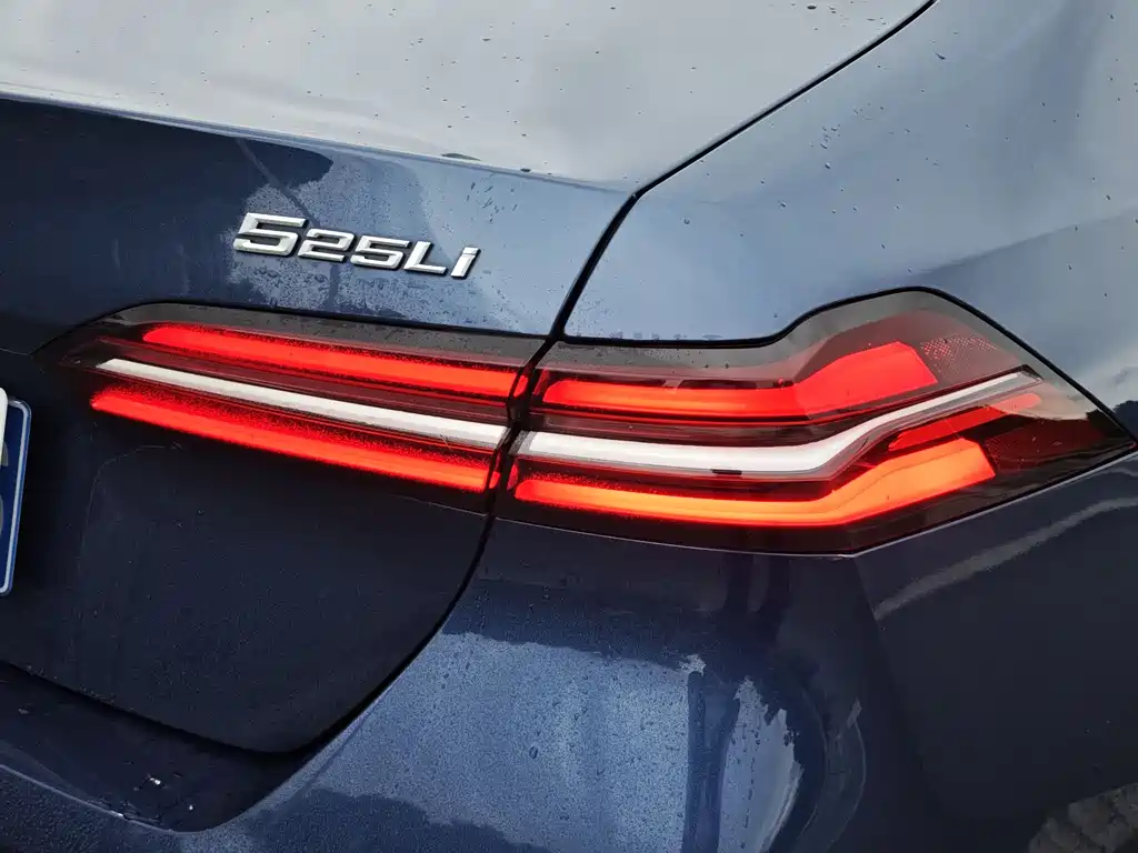 BMW 5 Series 2025 — фото 12