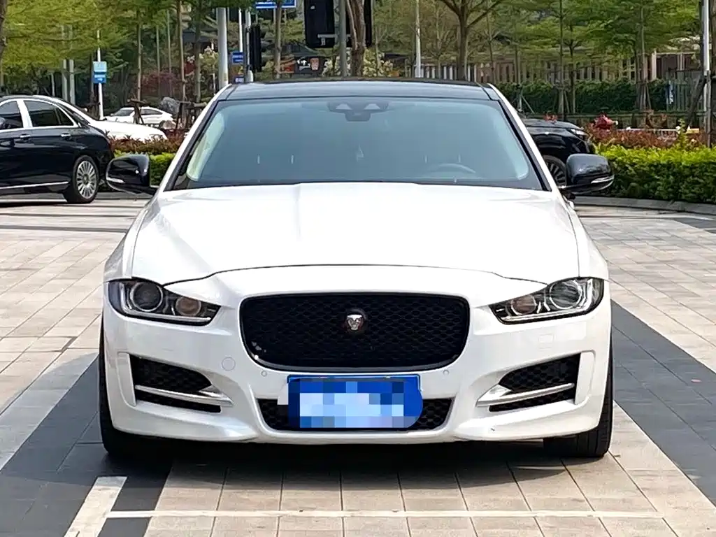 Jaguar XE 2019 — фото 1