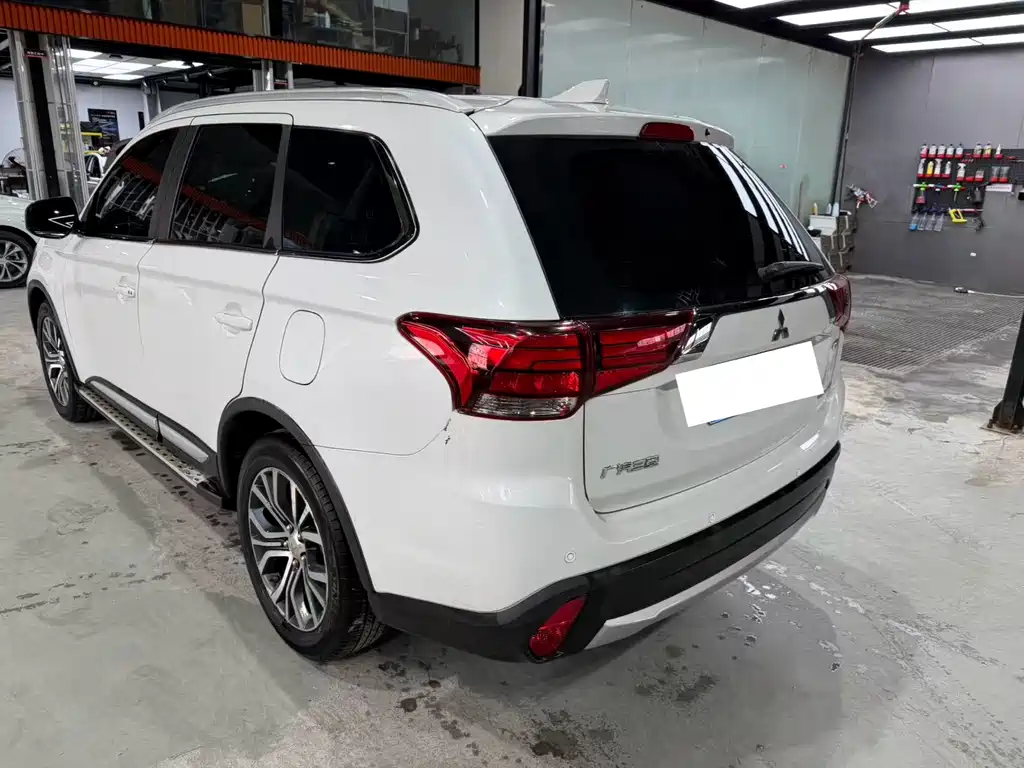Mitsubishi Outlander 2018 — фото 3