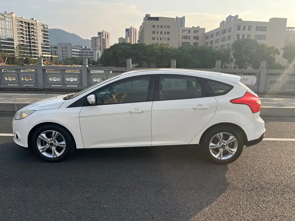 Ford Focus 2014 — фото 11