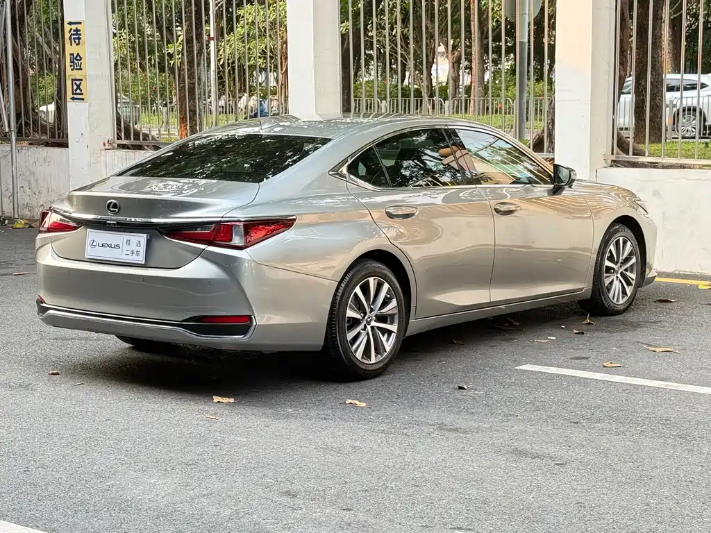Lexus ES 2019 — фото 4