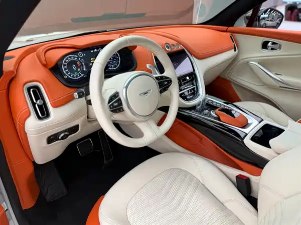 Aston Martin DBX 2021