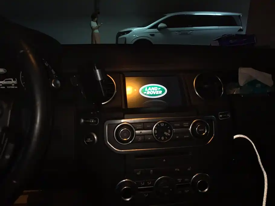 Land Rover Discovery 2015 — фото 13