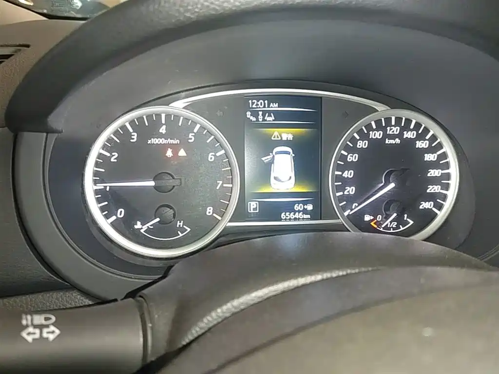 Nissan Tiida 2017 — фото 12