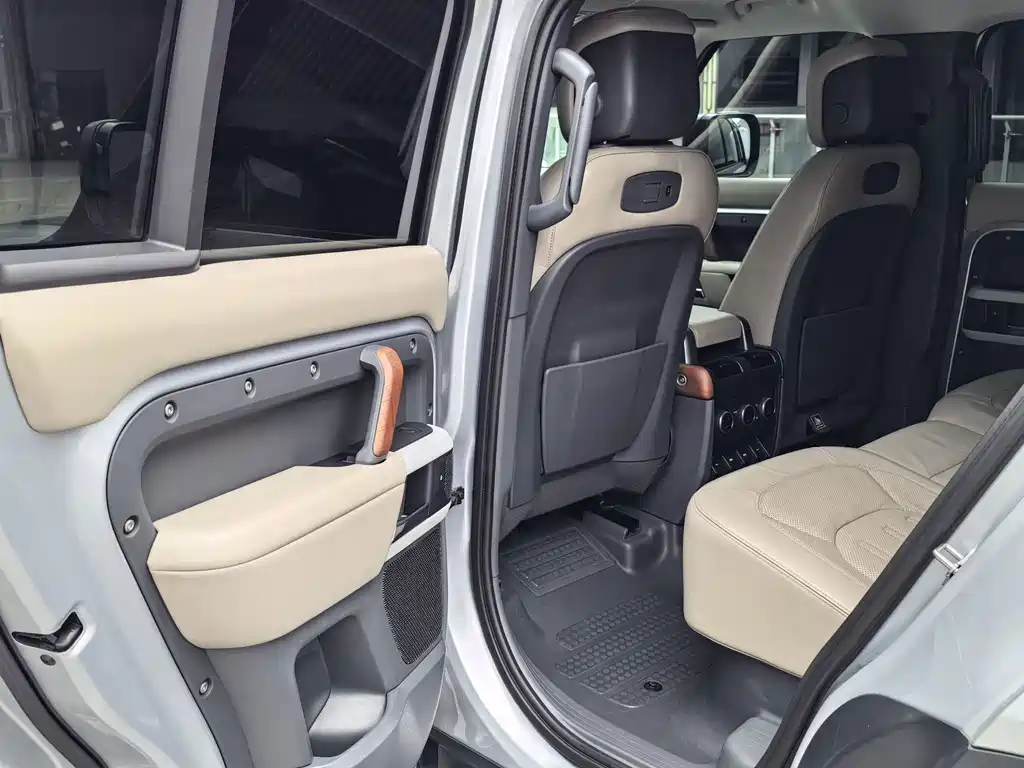 Land Rover Defender 2020 — фото 15