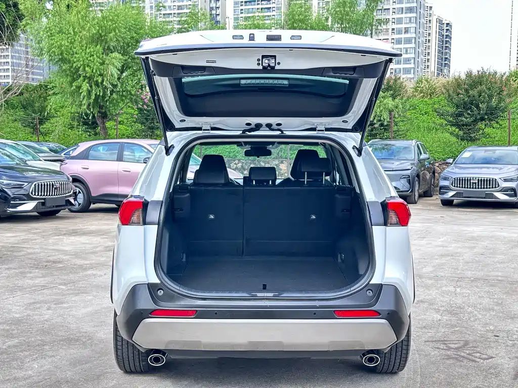 Toyota RAV4 2023 — фото 20