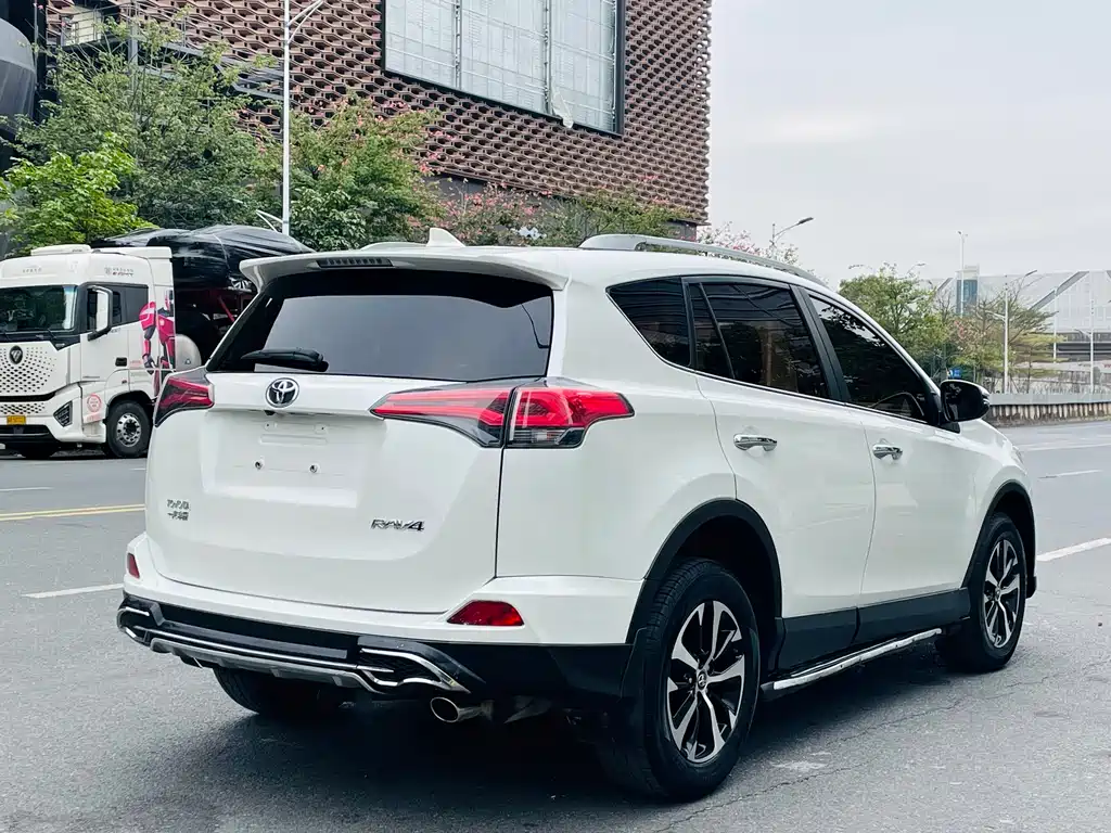 Toyota RAV4 2018 — фото 12