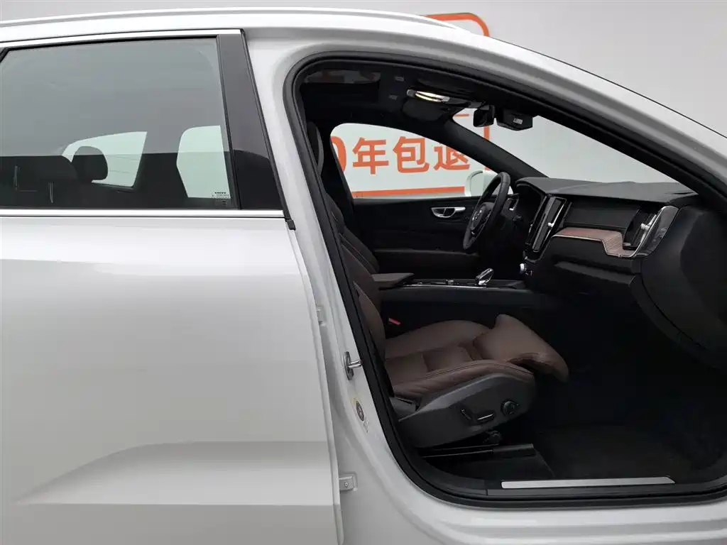 Volvo XC60 2025 — фото 23