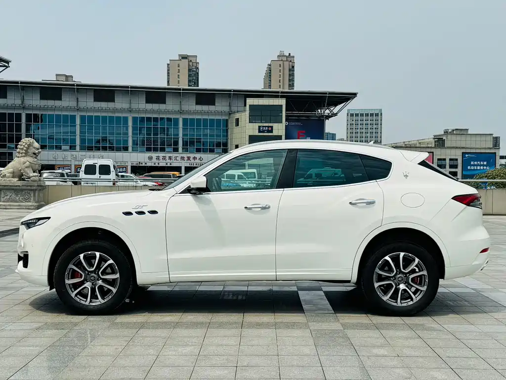 Maserati Levante 2023 — фото 12