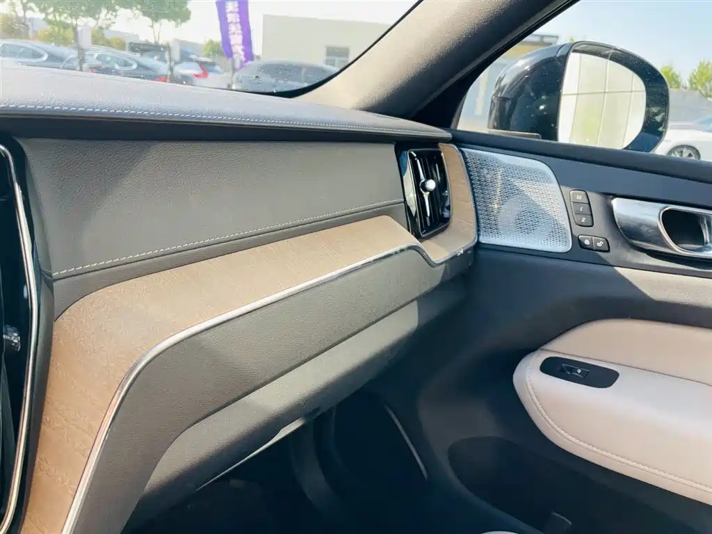 Volvo XC60 2025 — фото 14