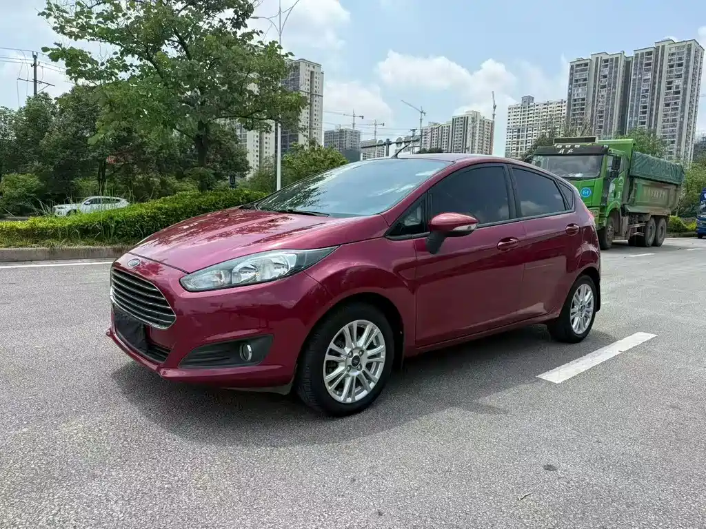 Ford Fiesta 2014 — фото 1
