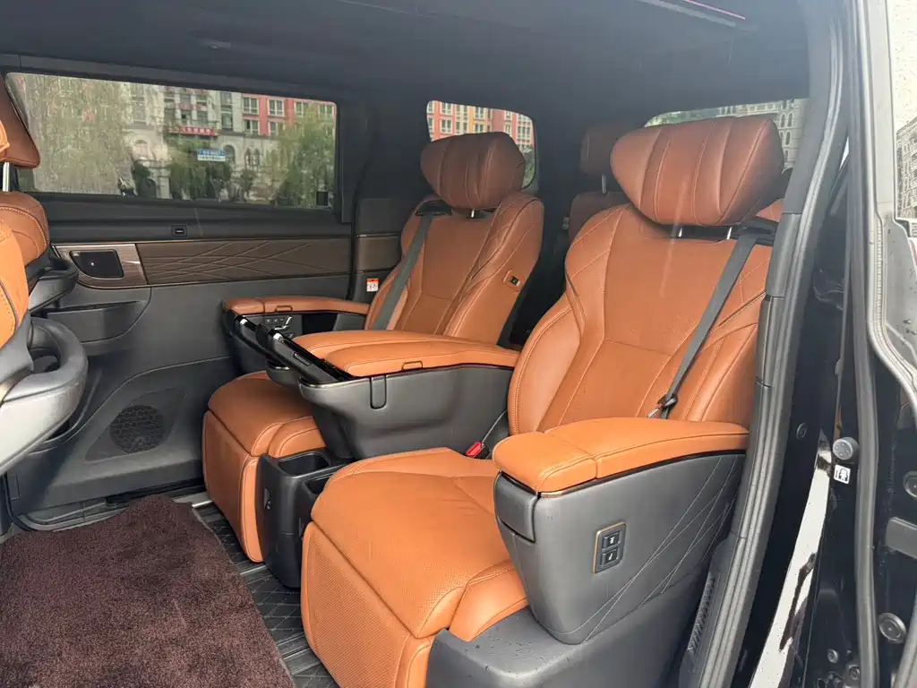 Toyota Alphard 2023 — фото 13