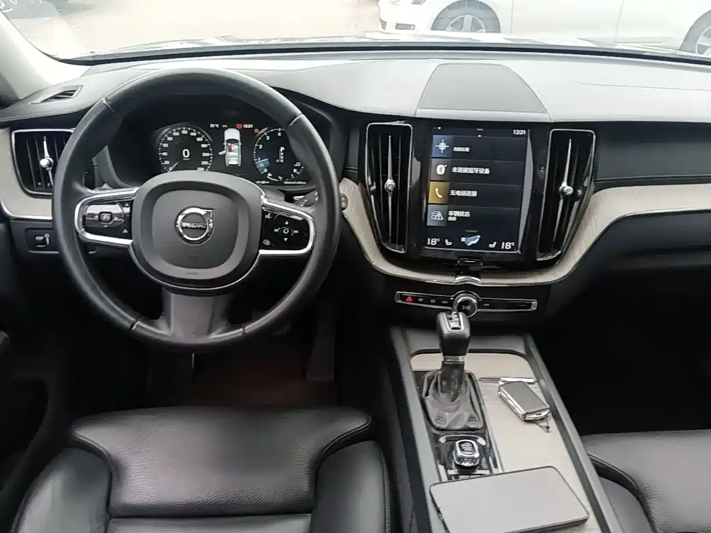 Volvo XC60 2019 — фото 10