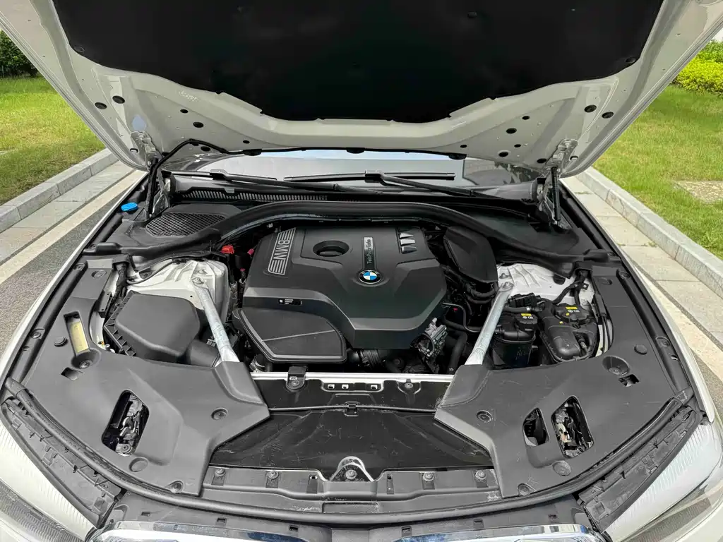 BMW 5 Series 2018 — фото 27