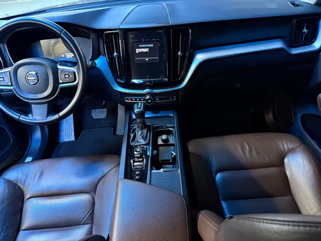 Volvo XC60 2020 — фото 12