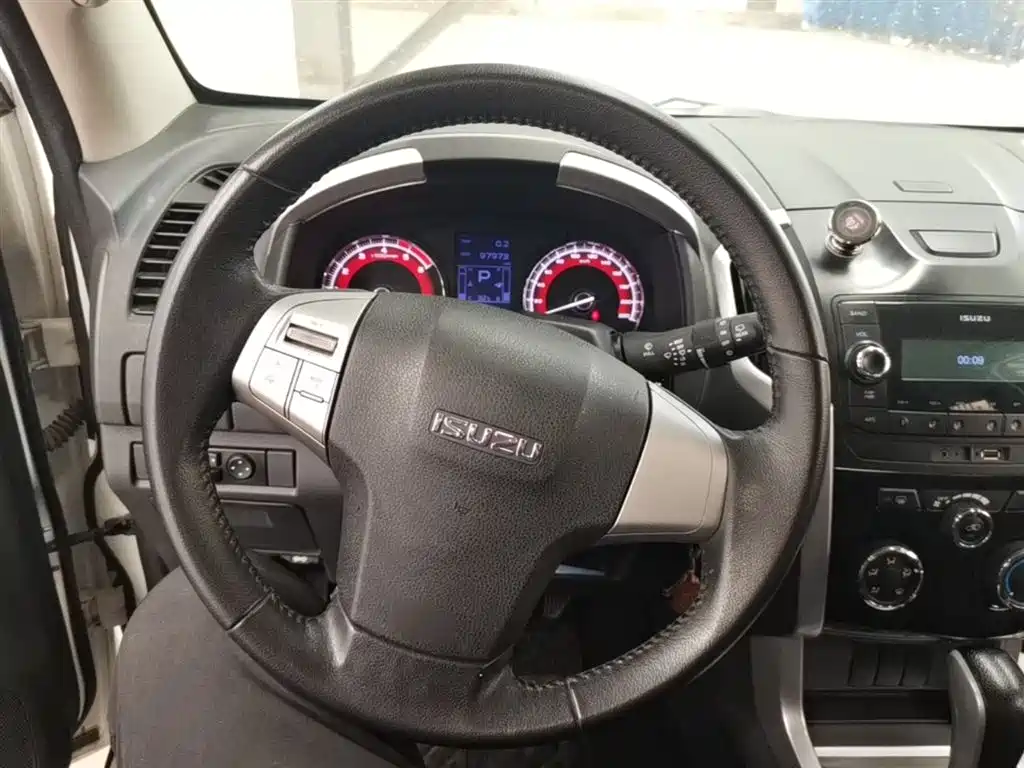 Isuzu MU-X 2017 — фото 11