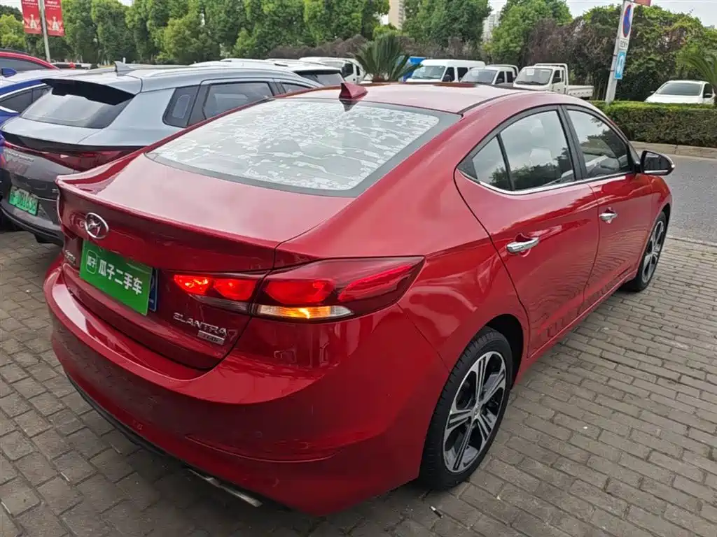 Hyundai Elantra 2018 — фото 7