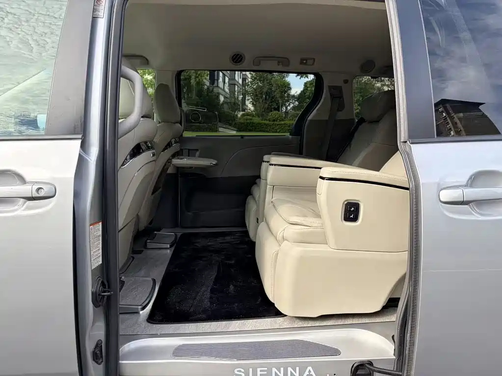 Toyota Sienna 2017 — фото 12