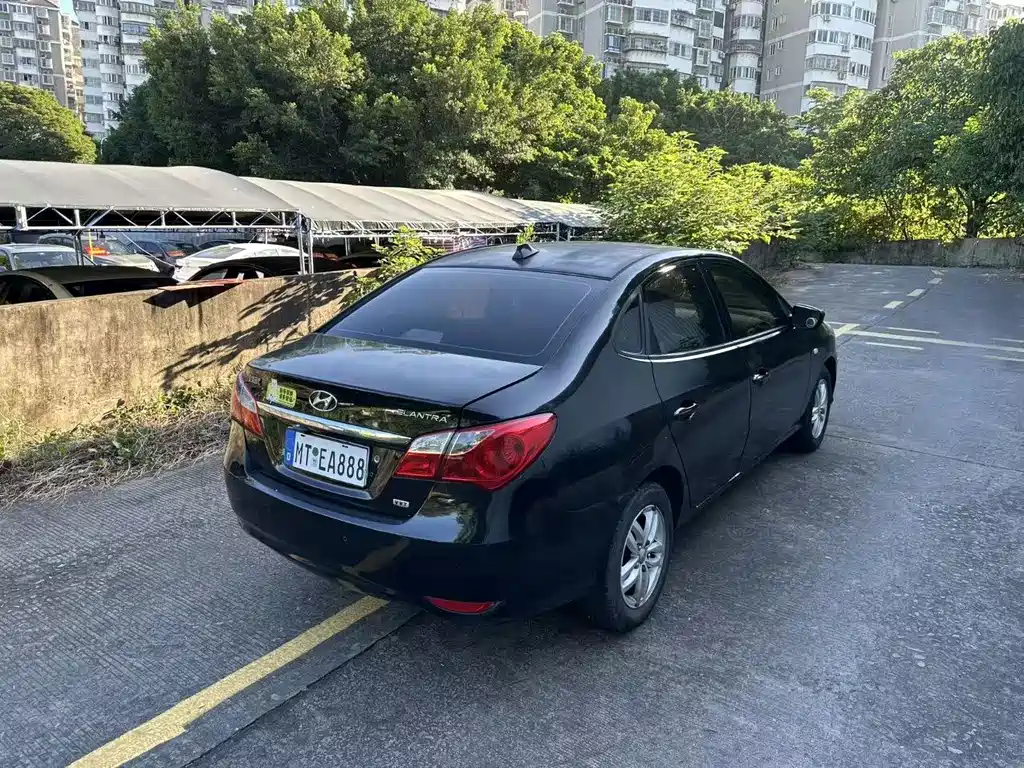 Hyundai Elantra 2012