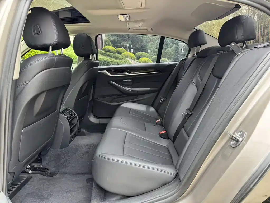 BMW 5 Series 2018 — фото 16