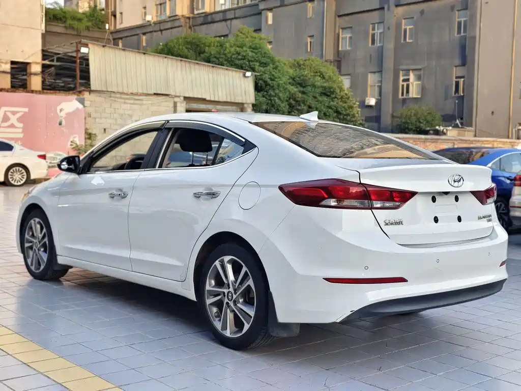 Hyundai Elantra 2017 — фото 18