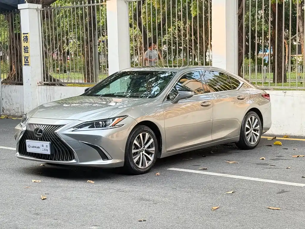 Lexus ES 2019 — фото 1