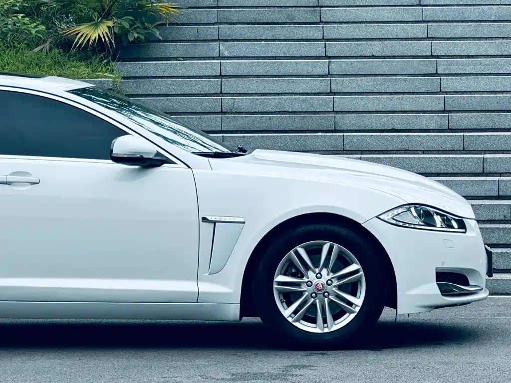 Jaguar XF 2015 — фото 6